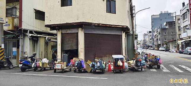 大甲街上米奇妙妙屋堆積的回收物已清理，剩下八部手推車。(記者張軒哲攝)
