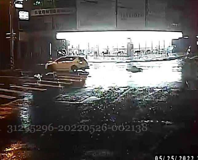 闖紅燈過路口的江姓機車騎士被直行來自小客車撞上，江男在空中翻滾數圈後，摔落地面。（警方提供）