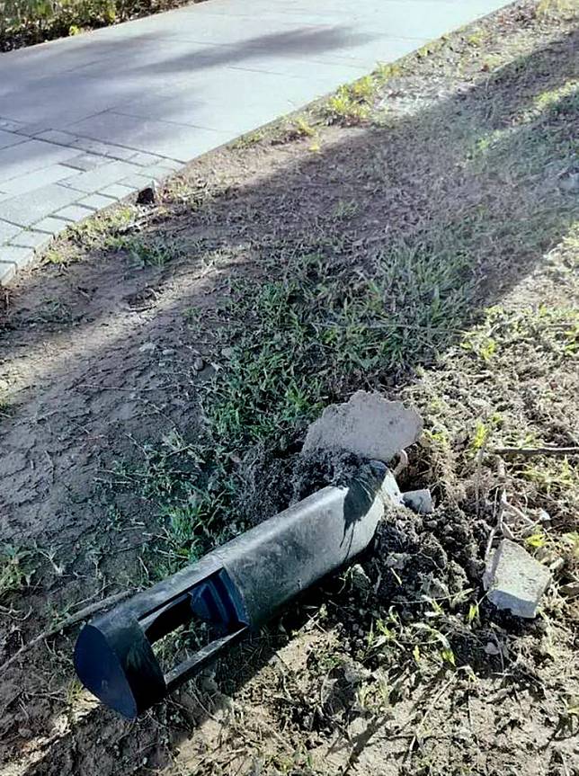 張女徒步經過台中國立美術館園區時，遇到一名男子踹踢路旁矮燈，追著她跑，嚇得她大喊叫命。（記者陳金龍翻攝）