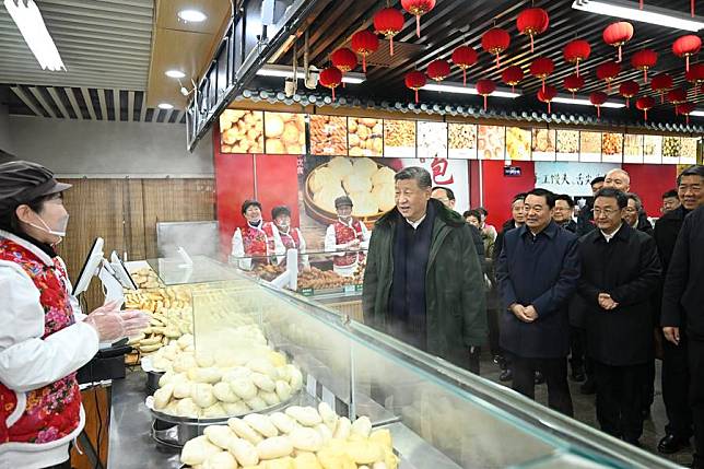 Chinese President Xi Jinping, also general secretary of the Communist Party of China Central Committee and chairman of the Central Military Commission, learns about the supply of goods during the holiday season and measures in place to meet residents' daily needs while visiting a food market in Shenyang, capital city of northeast China's Liaoning Province, Jan. 23, 2025. (Xinhua/Xie Huanchi)