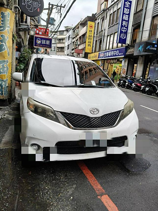 車齡二十五年的欠繳罰單的車，根本看不出來車齡。（記者張上耕翻攝）