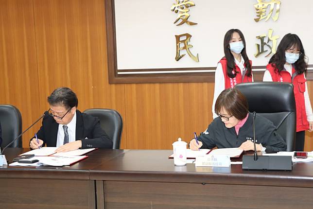 苗栗縣政府與日本元氣集團十三日簽署合作意向書，攜手共創長照產業發展與繁榮。（記者謝國金攝）