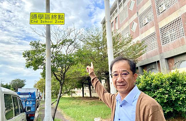 台中市立啟聰學校校長蔡明郡表示，交通局在學區邊界處起終點設「通學區域標誌」