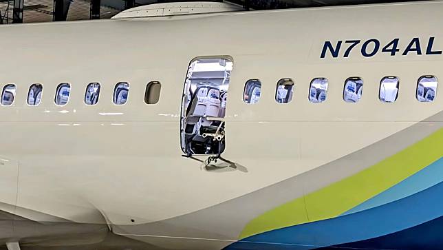 阿拉斯加航空一架波音737-900客機5日在高空飛行時，整片取代機門的插板脫落。波音X平台@JacdecNew