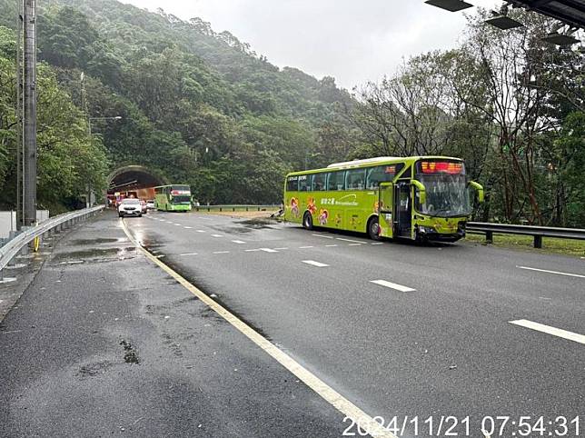 肇事客運追撞3轎車後，車身卡進內側護欄內。（翻攝畫面）