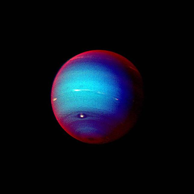 海王星的兩顆衛星跳起閃躲之舞。(擷取自NASA)