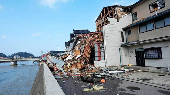 日本石川縣能登半島1日發生強震。圖為能登半島輪島市的受損建築物。美聯社