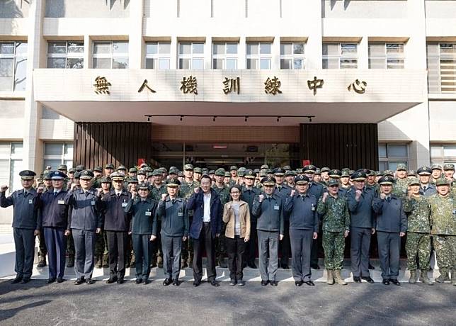 蕭美琴（前排中）到陸軍無人機訓練中心視察。