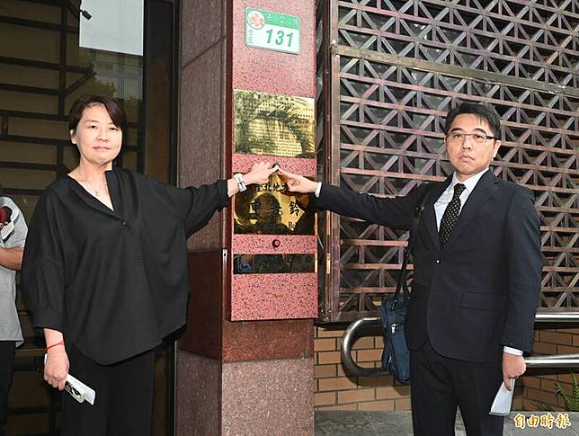 民眾黨立委、時任柯文哲總統競選總部總幹事黃珊珊，今天下午到台北地檢署按鈴控告會計師端木正涉業務登載不實、使公務員登載不實罪嫌。(記者王藝菘攝)