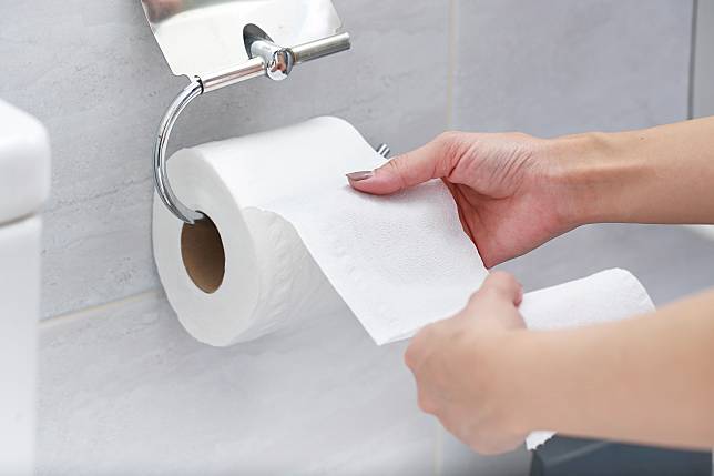 有網友透露自己聽過最誇張的婆媳問題，是婆婆要求「上廁所只能用一張衛生紙」。（示意圖，非圖片當事人。圖片來源：Getty Creative）