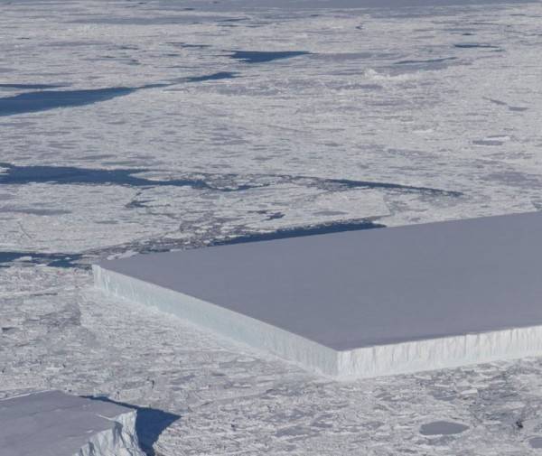 南極拉森冰棚區域，赫然出現一座矩形的巨大冰山。(圖擷自NASA ICE推特)