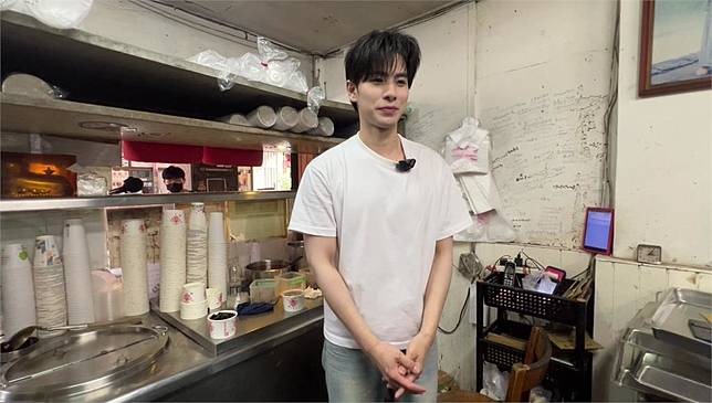 高雄一間經營34年的紅心粉圓老店的型男酷似張凌赫，被封為「台版張凌赫」。圖／台視新聞