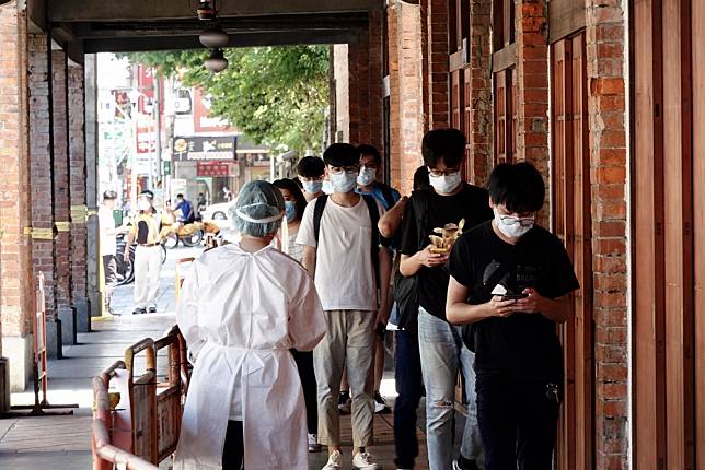 東吳大學北投泉思學舍住宿生11日得知PCR陰轉陽，校方12日緊急將學生與職員送至萬華剝皮寮快篩。（王侑聖攝）