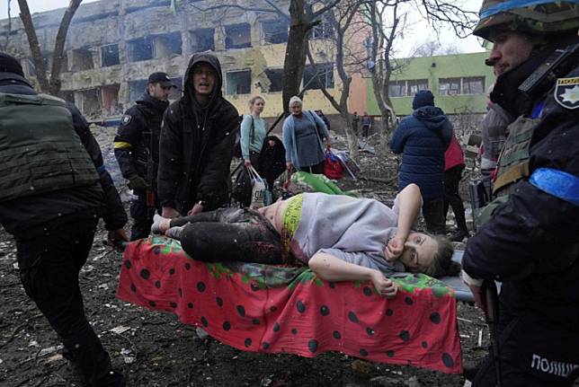 烏克蘭馬立波婦幼醫院遭到俄軍轟炸，一名孕婦虛弱地躺在擔架上被抬出去。 圖：達志影像／美聯社（資料照片）