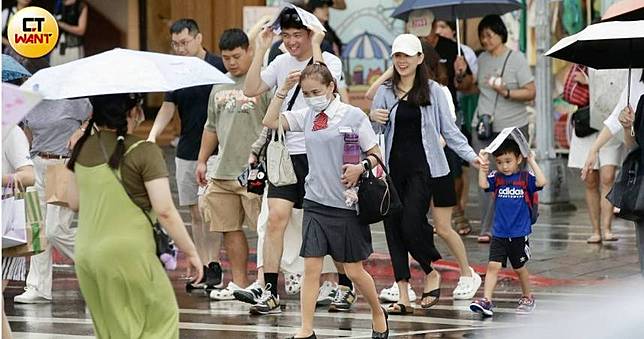 12縣市大雨特報！雨勢持續到入夜　「雷雨炸7地」警戒區域出爐