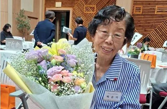 南韓的90歲老奶奶朴順德因年少貧窮失學，靠著（翻攝畫面）