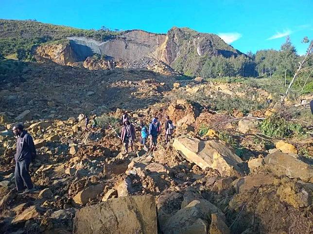 太平洋島國巴布亞紐幾內亞北部一座偏遠村莊24日發生大規模山崩，居民們徒手從瓦礫堆中找尋罹難者。（圖／翻攝FB@Kindupan Kambii）