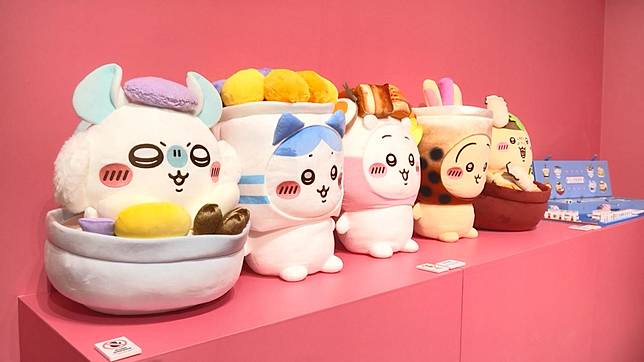 展覽受注商品的夜市50cm大玩偶全5款角色，每款 NT$3,000。（圖/楊進明 攝）