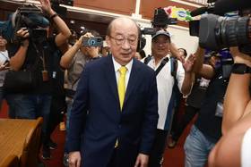 面對黨內發動連署要求黨團幹部改選，總統府秘書長潘孟安日前到民進黨團總召柯建銘家中拜訪，柯建銘太太淚訴「他已經75歲，就讓他當完這一屆」。（圖／記者葉政勳攝）