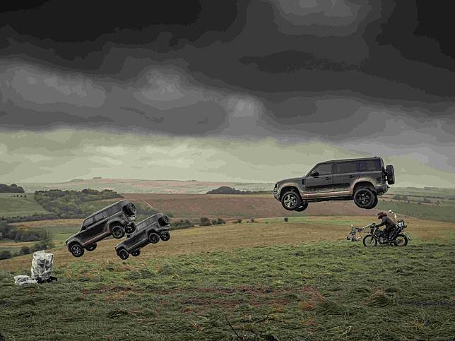 Land Rover Defender 於《007生死交戰》電影廣告中，完美展示其統御極端地形的能耐。