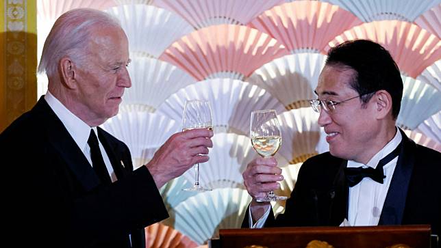 美國總統拜登與日本首相岸田文雄，兩人在美國華府舉行的官方晚宴上舉杯。路透社