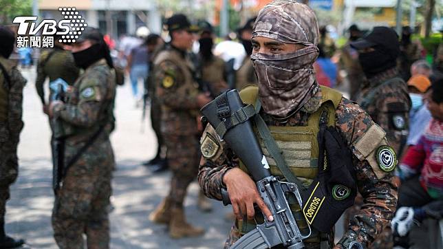 為了打擊幫派犯罪，薩爾瓦多總統決定傾全國軍警力量進行掃蕩。（圖/達志影像路透社）