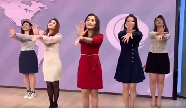 有線新聞部5名女主播日前在錄影廠內跳「開花舞」。