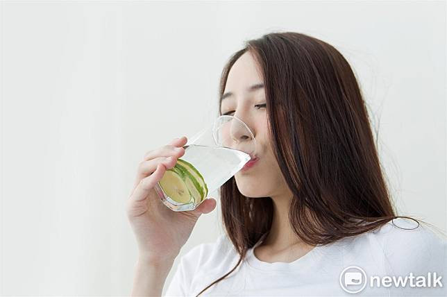 營養師余朱青今在臉書上發文表示，喝水的好處非常多，但不是每個人都會喝水！(圖為喝水示意圖)   圖：新頭殼資料照片