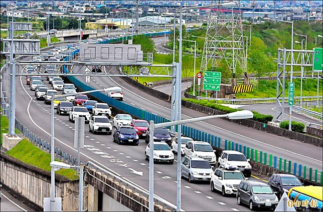 國五昨天車潮回堵，一度從雪隧口回堵逾6.5公里，預估今車潮仍多，但下午過後應該就可稍微緩解。(記者張議晨攝)