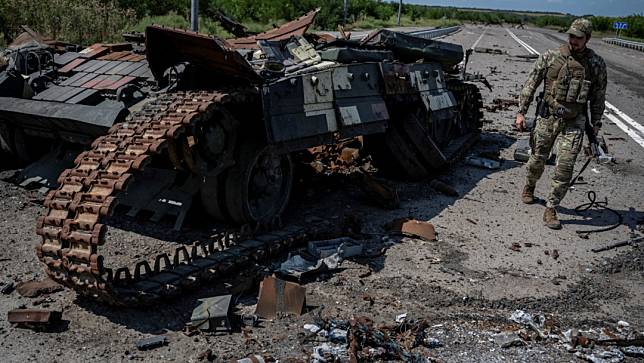 2023年8月25日，烏克蘭札波羅熱州羅博蒂村（Robotyne） 附近，一名烏軍走過一輛被摧毀的俄軍坦克。路透社
