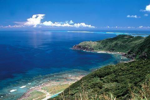 夏季是沖繩縣旅遊旺季，但今年受到武漢肺炎影響，過去當地亦有傳出疫情。圖為該縣久米島的濱比屋懸崖（比屋定バンタ）。（翻攝自推特）