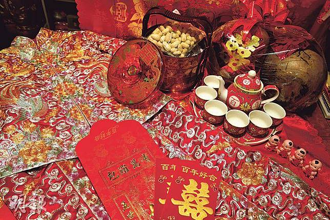 打破困惑——中式婚禮用品種類繁多，令不少新人感到困惑。而相中的「包羅萬有」利市可取代大堆實物，但金額宜先和女家商討。（劉焌陶攝）