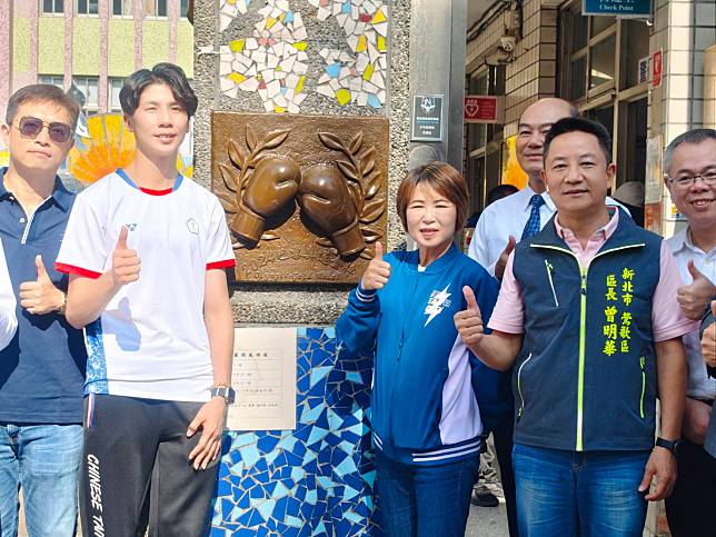 林郁婷（左二）、鶯歌區長曾明華（右一）、體育局長洪玉玲（右二）今上午參加「擁抱拳世界」奧運金牌紀念銅雕公共藝術揭幕儀式。記者李定宇／攝影