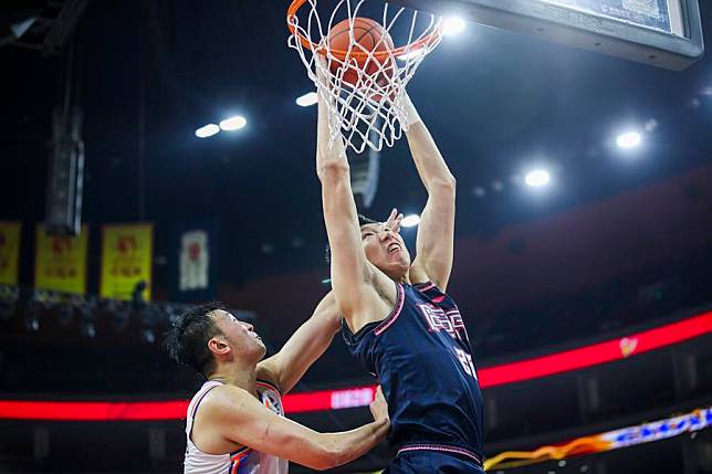 Center Zhou Qi ® of the Guangdong Southern Tigers dunks during the 11th round of the Chinese Basketball Association (CBA League) on December 2, 2023. (Xinhua/Zheng Jiaxiong)