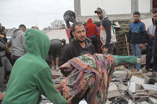 People conduct rescue work following an Israeli airstrike on al-Tabeen school sheltering displaced people in Gaza City, on Nov. 27, 2024. (Photo by Mahmoud Zaki/Xinhua)