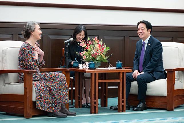 總統賴清德（右）十八日上午接見英國國會「台英國會小組」共同主席暨下議院「國際發展委員會」主席、下議院議員柴萍恩（左）所率訪團。（總統府提供）