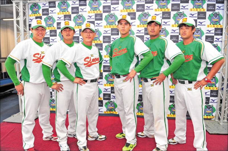 台湾プロ野球 興農牛 実使用ジャージ 2004年初優勝年 記念グッズ