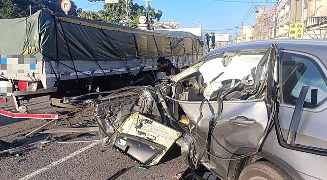 台中市豐原區豐勢路二段昨日清晨發生追撞車禍，一輛ＢＭＷ轎車疑似恍神追撞大貨車，二車都嚴重毀損。（記者陳金龍翻攝）