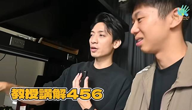吳品頡說明實驗室器材。翻攝成大科教中心