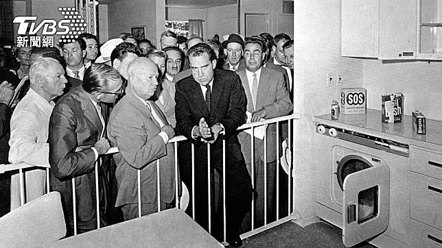 1959年，時任美國副總統的尼克森在美蘇冷戰期間出訪莫斯科。（圖／達志影像美聯社）