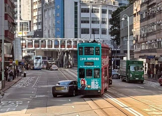 電車被撞至偏離軌道。