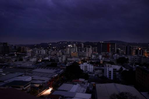 Matias DELACROIX / AFP ไฟฟ้าดับแทบทุกหัวเมืองของเวเนซูเอล่าอีกครั้ง รวมทั้งในกรุงคาราคัส