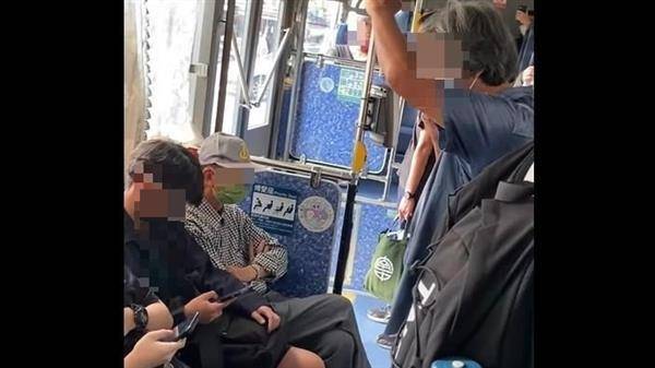 阿伯在公車上要求學生讓出博愛座。截自FB@爆料公社
