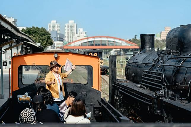 鐵道小旅行每條路線皆包含搭乘哈瑪星號、貼近生活的文史導覽。（記者王正平翻攝）