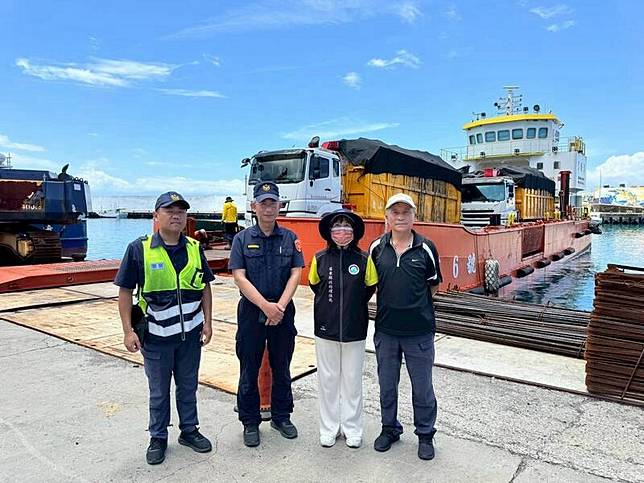環保局及警方大陣仗登島進行戒護。(屏縣府提供)
