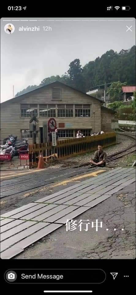 阿里山林業鐵路奮起湖段有人盤腿坐在鐵軌上。(擷取自臉書社團「行車紀錄器影片上傳中心」)