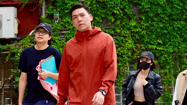 賴苡任（橘外套者）19日宣布更換備補領銜人「鮭魚回郵」計畫達標。資料照，李政龍攝