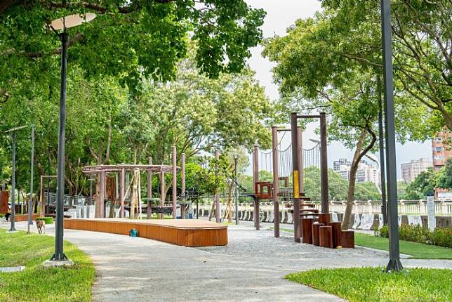 公園以「波動」為概念設計各項遊戲，打造符合水元素特色之共融式遊戲場。圖：市府提供