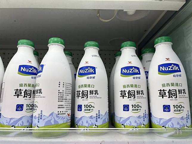 紐西蘭乳品2025年起進口零關稅，農業部表示，近期 蒐集產區酪農意見，酪農告知憂心長效乳標示「鮮」 乳，跟保存期僅14天的國產鮮乳混淆，希望超過14天 不能標鮮乳。 （消費者提供） 中央社記者楊淑閔傳真 114年1月12日