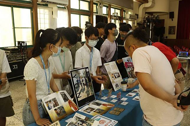 台南大學在南區灣裡聯合活動中心舉辦「二０二三海風藝術文化祭」，透過跨領域的學習，講述這塊土地的故事。（潘文欽提供）